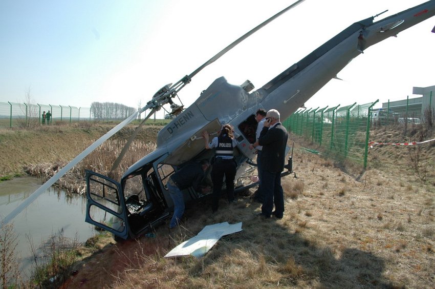 Hubschrauber abgestuerzt in Grafschaft P13.JPG